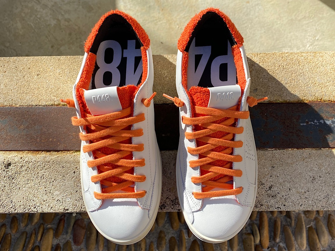 Sneaker P448, en cuir blanc et coton bouclette orange.